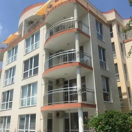 Atrium Apartment *